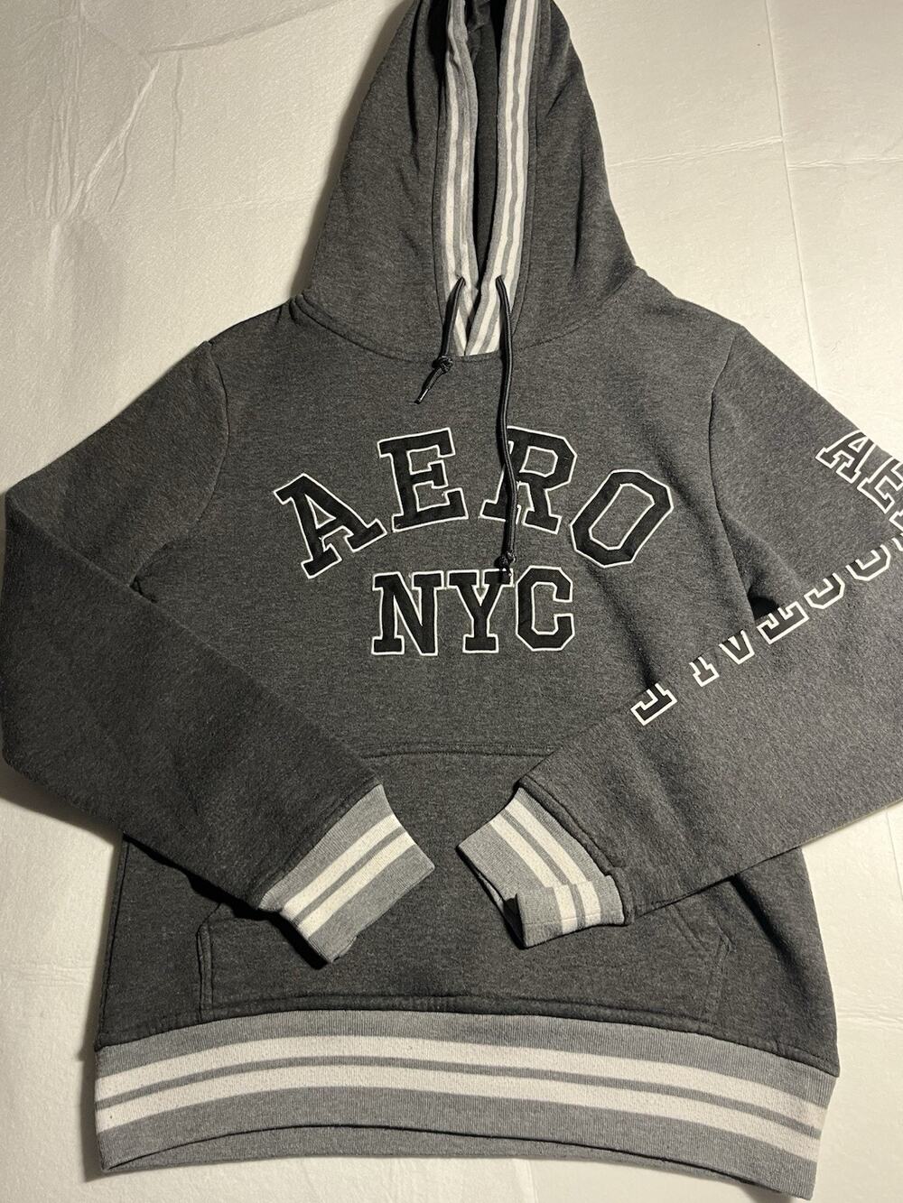 Aeropostale Aero NYC Gray Varsity Pullover Hoodie Men’s Small Striped Fleece